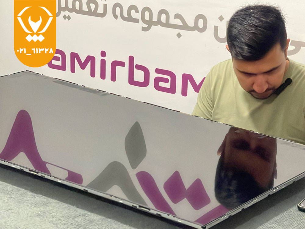 فنی‌کار در حال بررسی اتصالات و سیم‌کشی بین برد پاور، مین‌برد و پنل تلویزیون سونی