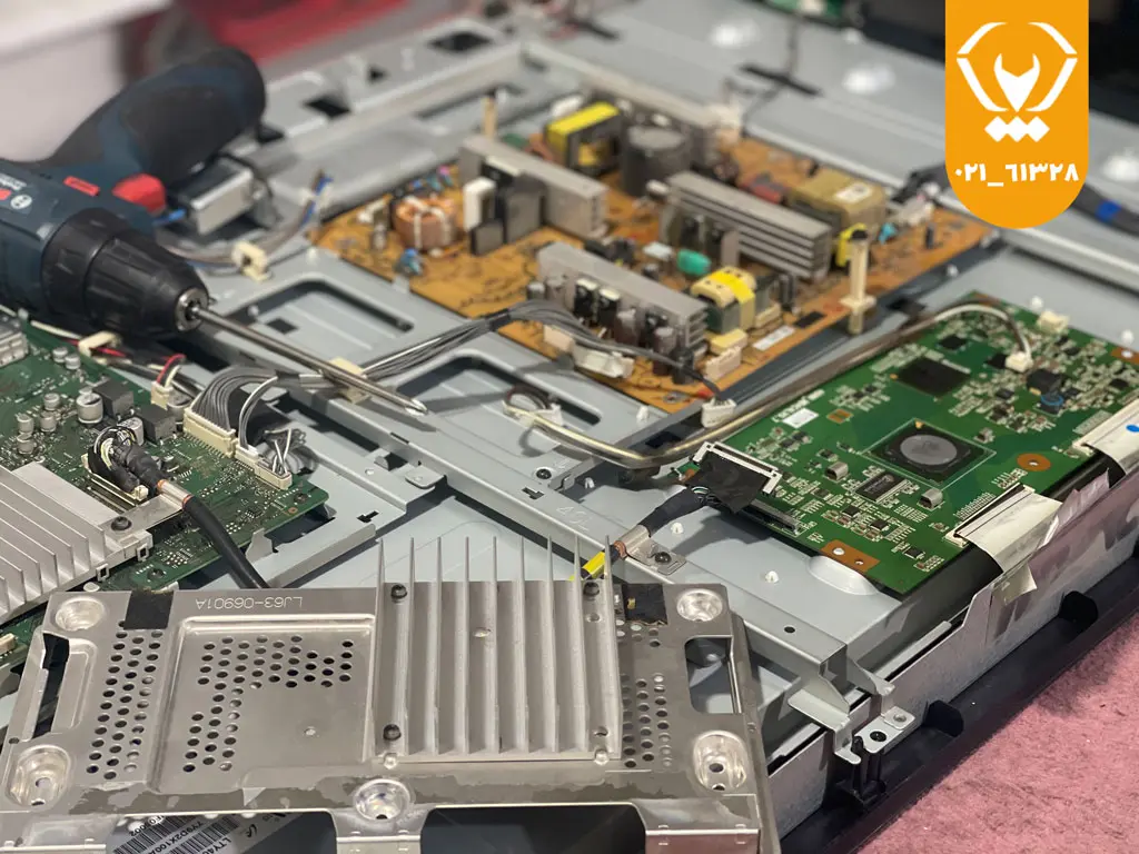 نمای داخلی مینبرد تلویزیون پلاسما پاناسونیک در حین بررسی؛ شناسایی خطاهای سیگنال تصویر و صدا