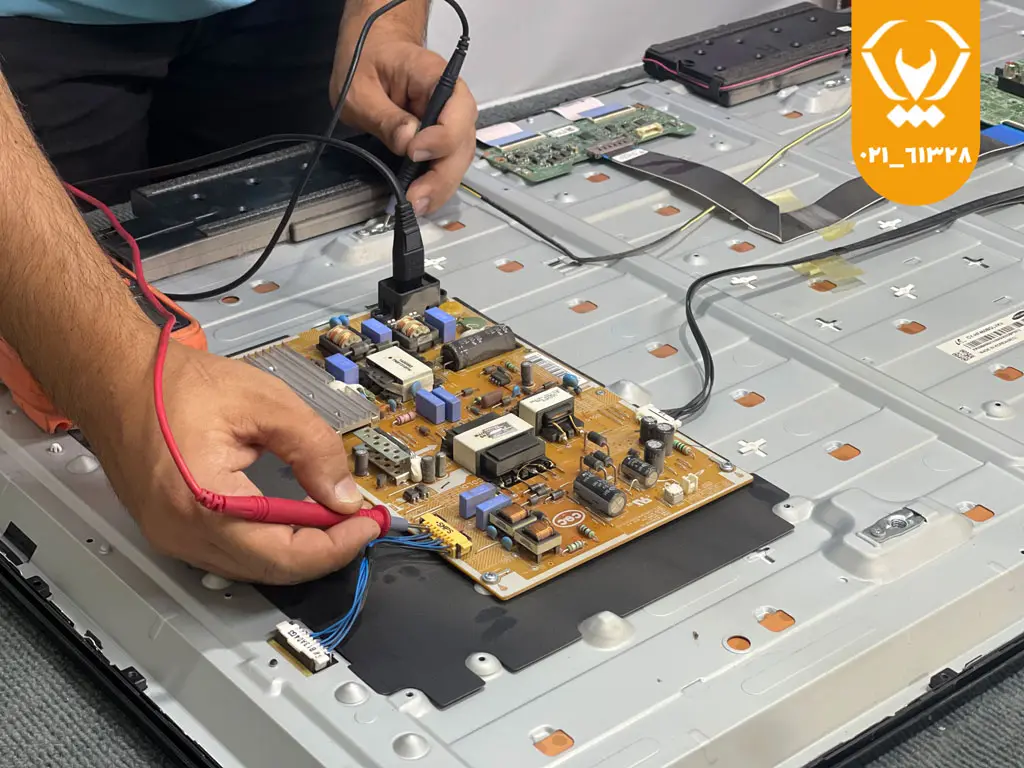 تکنسین دوو در حال تست برد پاور با مولتیمتر برای شناسایی نوسانات برق و علت خاموشی