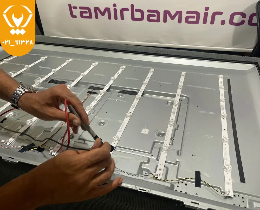 تکنسین در حال تست بکلایت داخلی تلویزیون با ابزار؛ تشخیص علت کمنور شدن