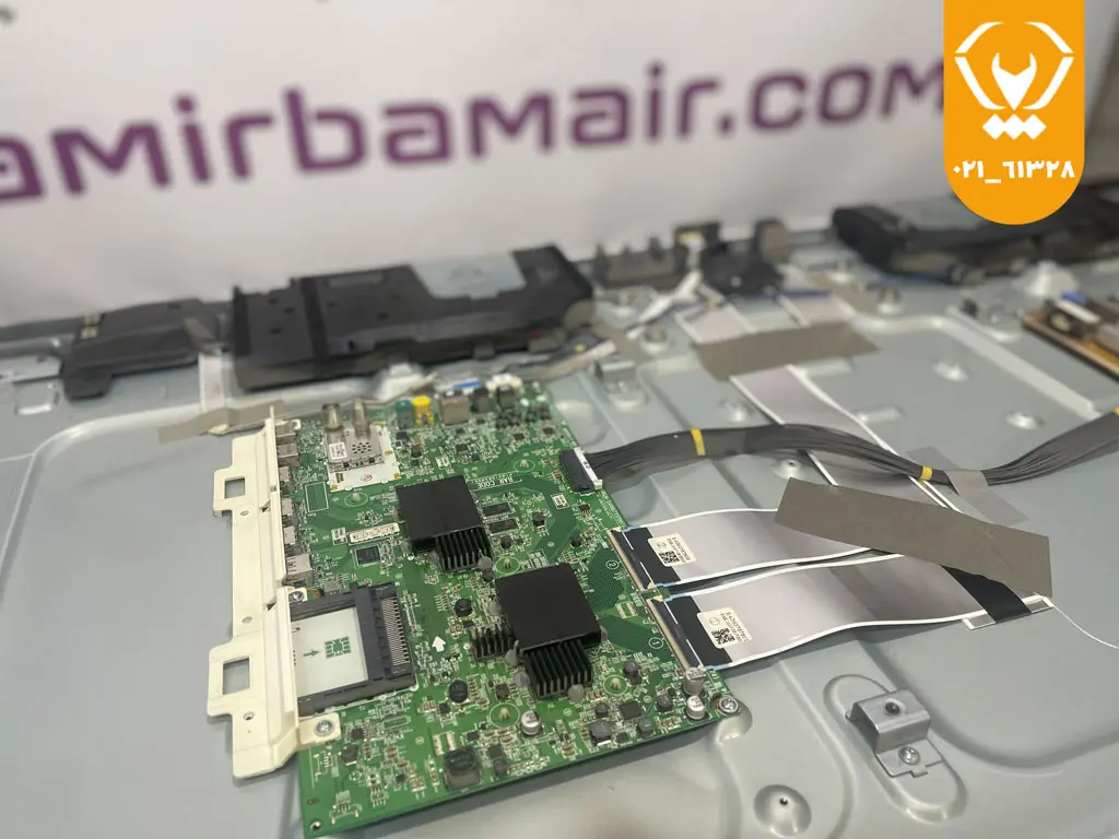 تکنسین تلویزیون دوو در حال تست برد پاور با مولتیمتر برای تشخیص ناپایداری در ولتاژ