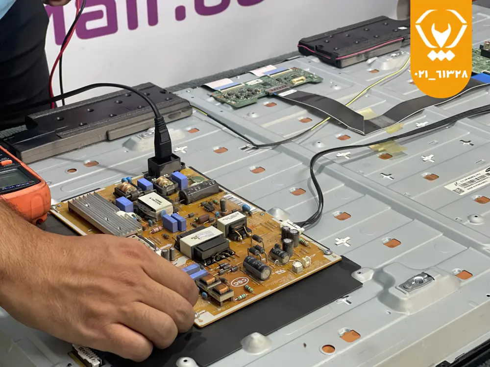 باز شدن قاب پشت تلویزیون ال‌جی برای نمایش برد پاور، مین‌بورد و T‑Con در حین عیب‌یابی گرمای بیش از حد