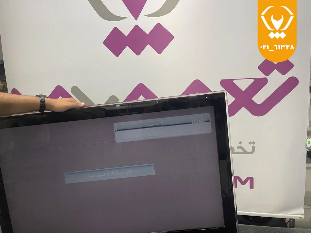 تکنسین در حال بررسی برد درایور بک‌لایت تلویزیون ال‌جی برای تشخیص علت کم‌نور شدن صفحه